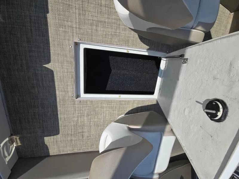 Slide: The Image of Crownline Boats 225SS 2017 - 21