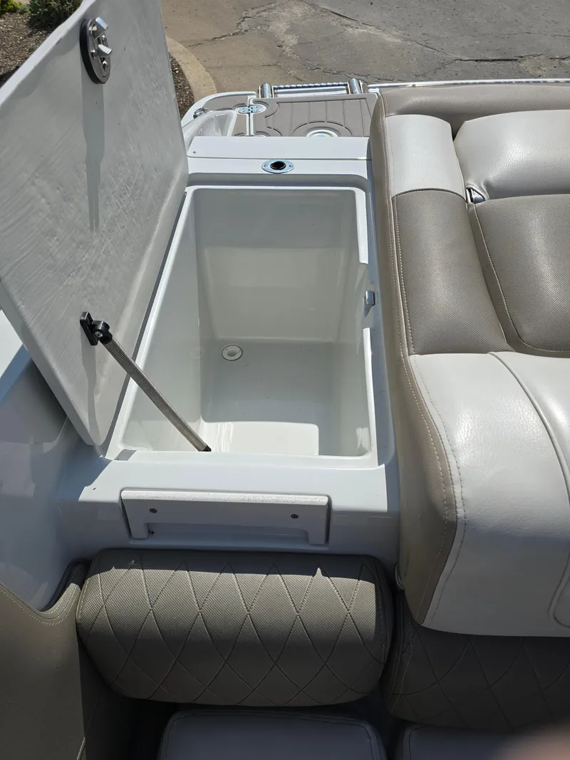 Slide: The Image of Crownline Boats 225SS 2017 - 24