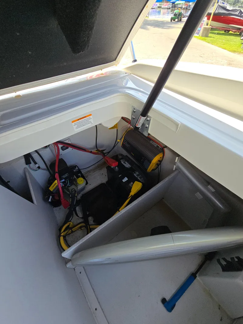 Slide: The Image of Crownline Boats 225SS 2017 - 27