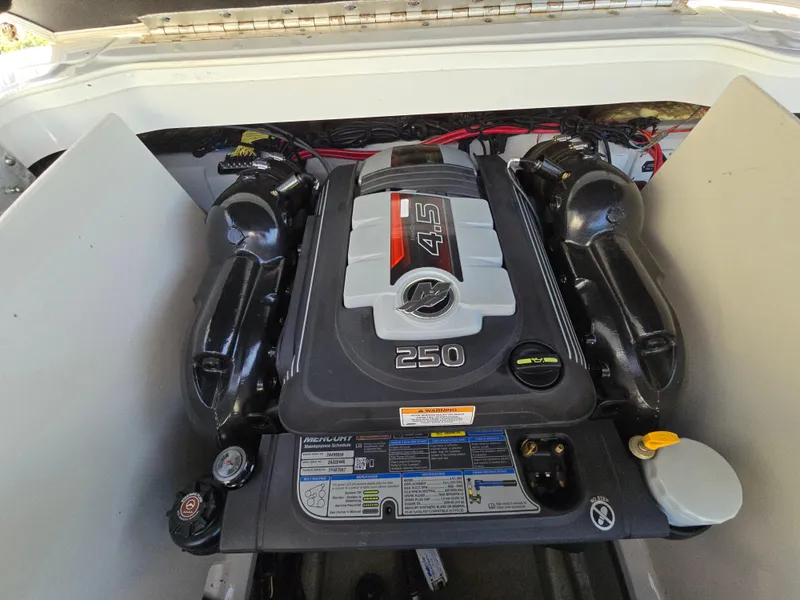 Slide: The Image of Crownline Boats 225SS 2017 - 28