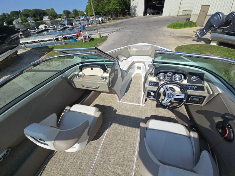 Slide: The Image of Crownline Boats 225SS 2017 - 9