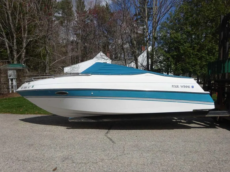 Slide: The Image of 1995 Four Winns 205 Sundowner boat with blue and white exterior. - 12