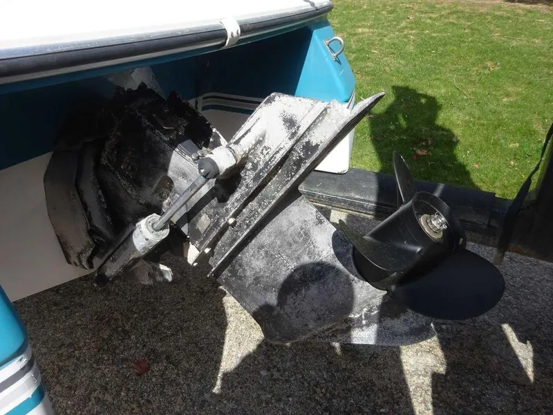 Slide: The Image of 1995 Four Winns 205 Sundowner boat stern drive and propeller. - 4