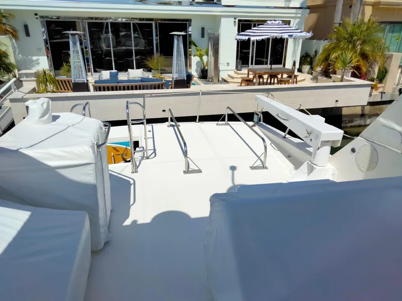 Slide: The Image of Deck of a 1998 Bayliner 4788 Motoryacht at dock. - 8