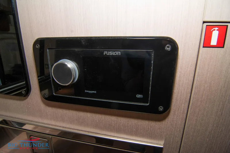 Slide: The Image of Invictus GT320S 2024 - 64