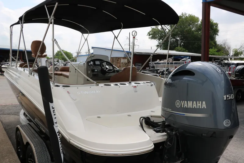 Slide: The Image of 2020 Stingray 212SC boat with Yamaha 150 outboard motor. - 37