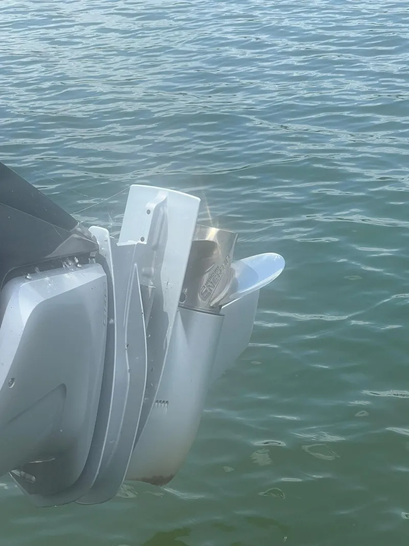 Slide: The Image of Outboard motor of a 2022 Bennington 24 LXFB pontoon boat in water. - 6