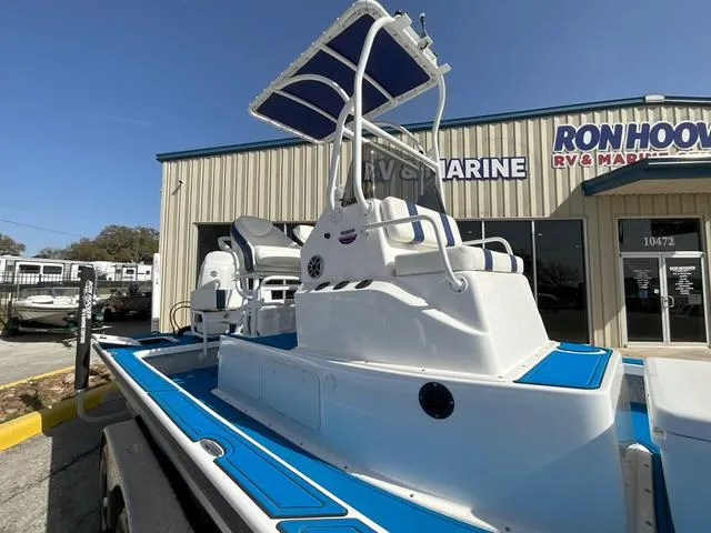 Slide: The Image of 2024 Majek 25 ILLUSION boat with blue accents at Ron Hoover RV & Marine. - 5
