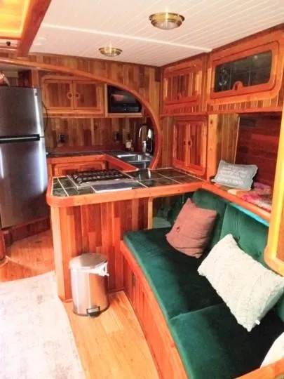 Slide: The Image of Port Main Saloon - 9