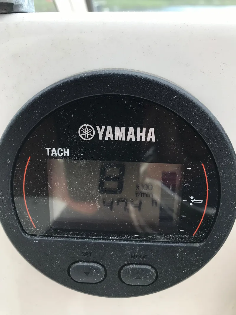 Slide: The Image of Yamaha tachometer on a 2019 Key West 203 DFS boat displaying 474 hours. - 18