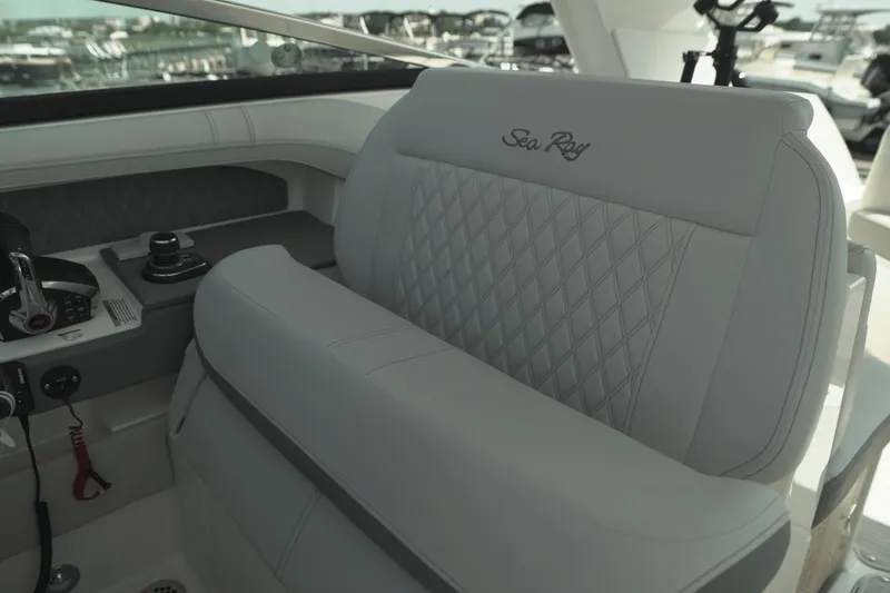 Slide: The Image of Sea Ray SLX 310 Outboard 2025 - 18