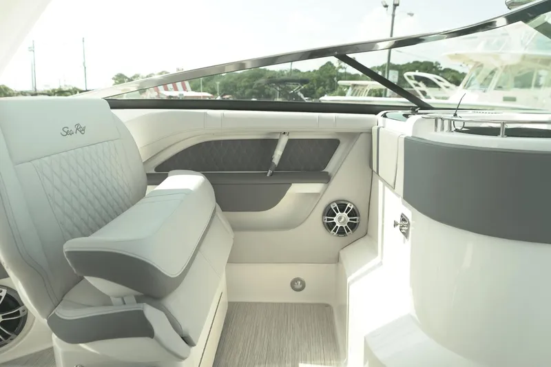 Slide: The Image of Sea Ray SLX 310 Outboard 2025 - 29