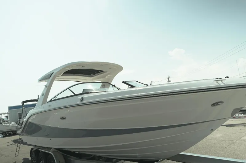 Slide: The Image of Sea Ray SLX 310 Outboard 2025 - 3
