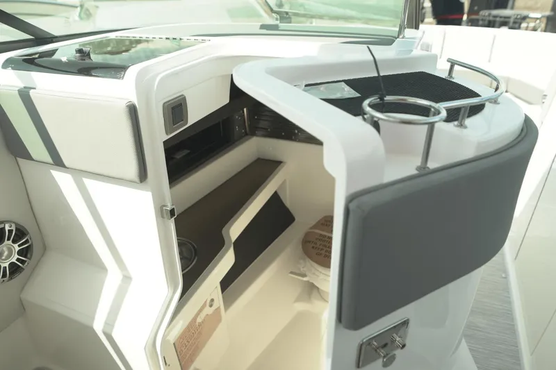 Slide: The Image of Sea Ray SLX 310 Outboard 2025 - 35