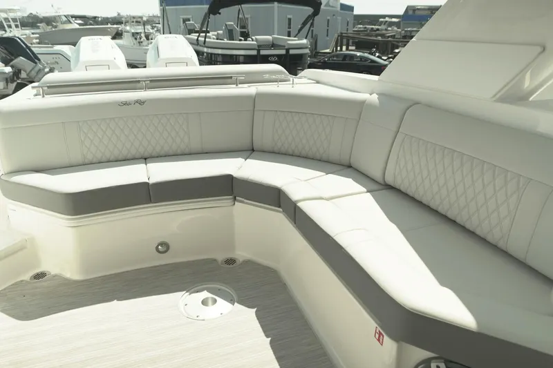 Slide: The Image of Sea Ray SLX 310 Outboard 2025 - 37