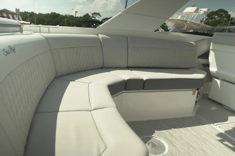 Slide: The Image of Sea Ray SLX 310 Outboard 2025 - 40