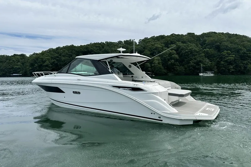 Slide: The Image of Sea Ray 320 Sundancer 2025 - 0