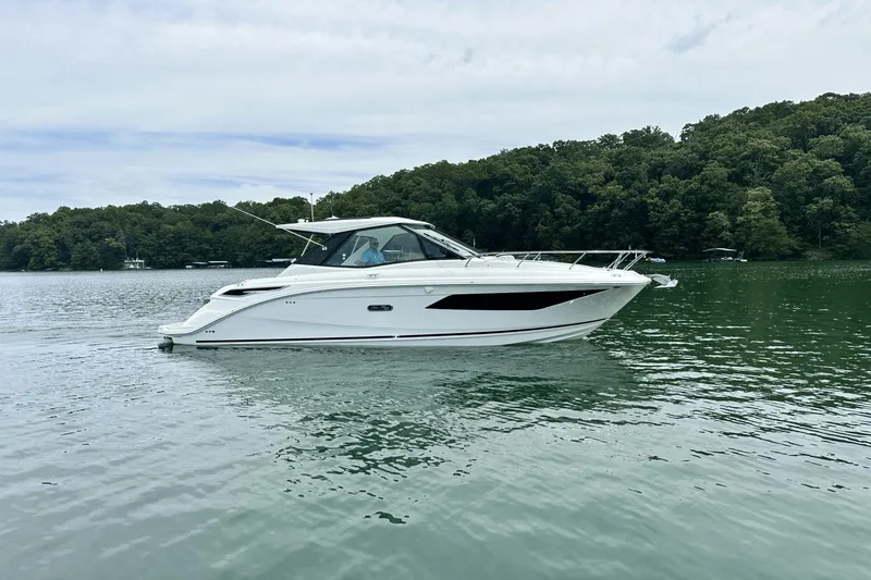 Slide: The Image of Sea Ray 320 Sundancer 2025 - 1