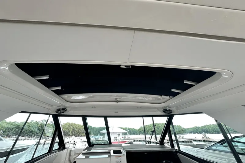 Slide: The Image of Sea Ray 320 Sundancer 2025 - 11