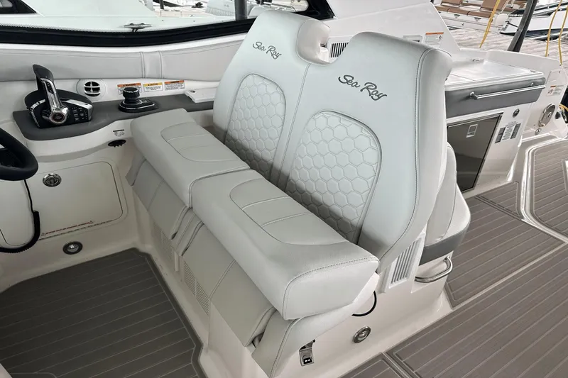 Slide: The Image of Sea Ray 320 Sundancer 2025 - 12