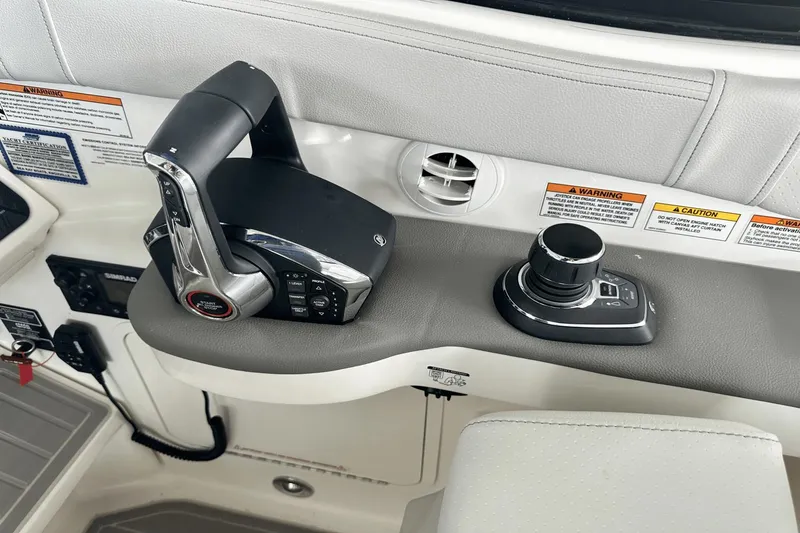 Slide: The Image of Sea Ray 320 Sundancer 2025 - 13