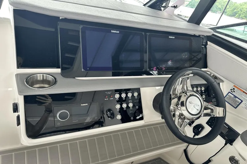 Slide: The Image of Sea Ray 320 Sundancer 2025 - 14