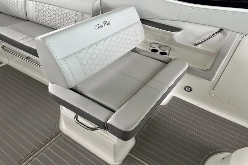Slide: The Image of Sea Ray 320 Sundancer 2025 - 15