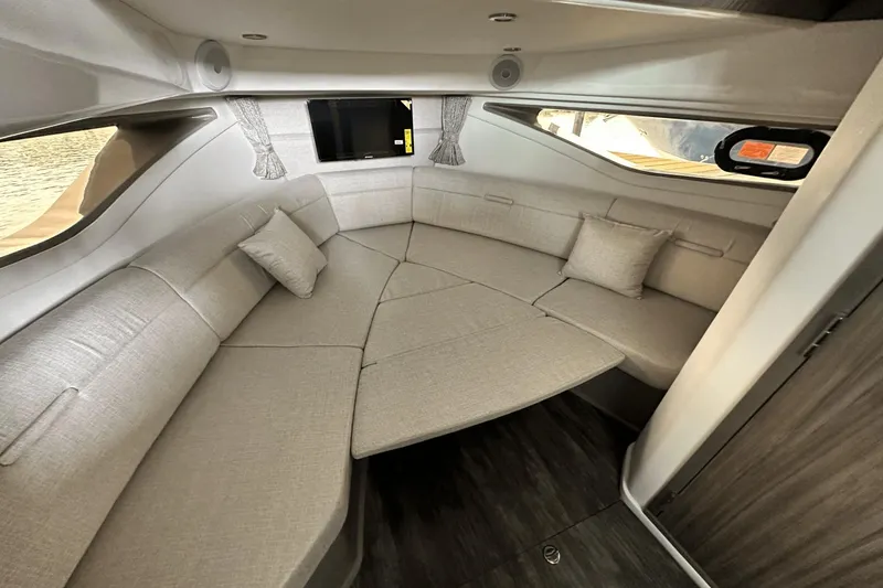 Slide: The Image of Sea Ray 320 Sundancer 2025 - 16