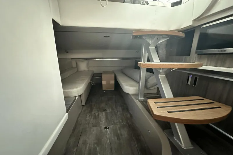 Slide: The Image of Sea Ray 320 Sundancer 2025 - 17