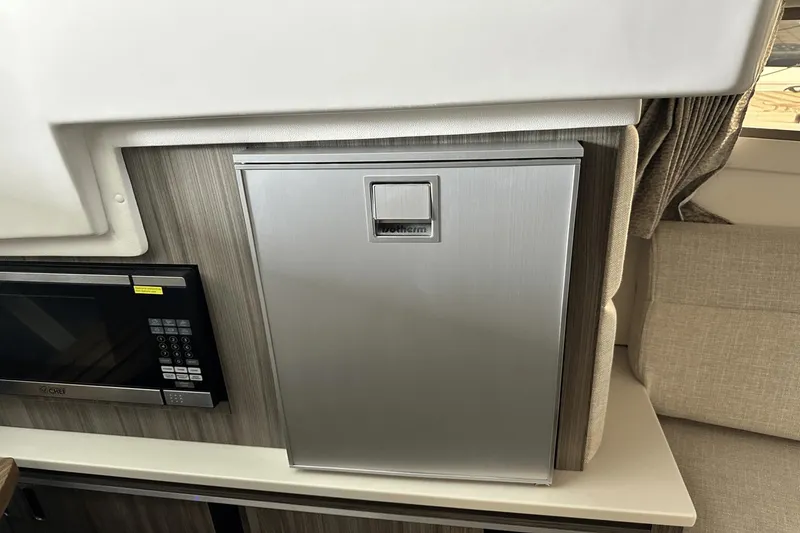 Slide: The Image of Sea Ray 320 Sundancer 2025 - 19