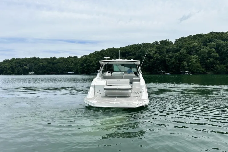Slide: The Image of Sea Ray 320 Sundancer 2025 - 2