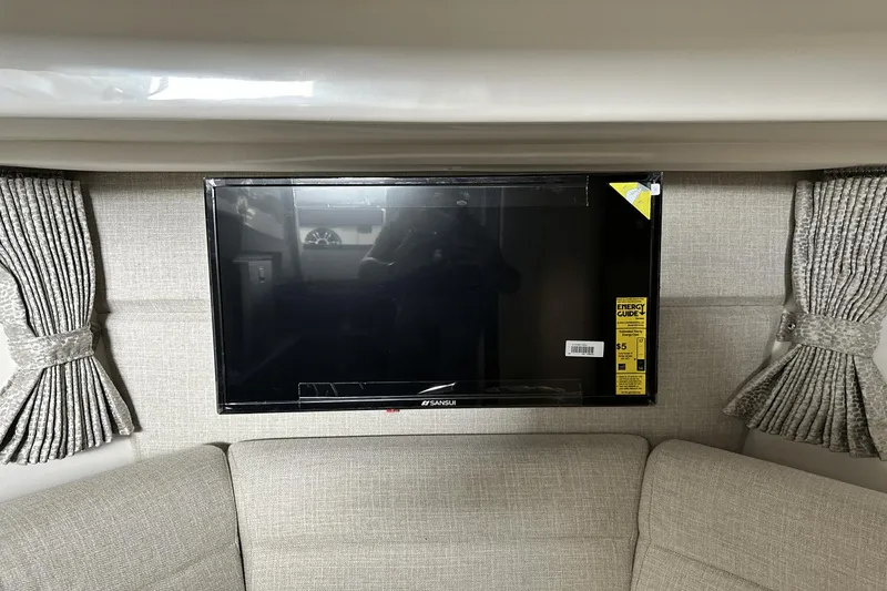 Slide: The Image of Sea Ray 320 Sundancer 2025 - 20