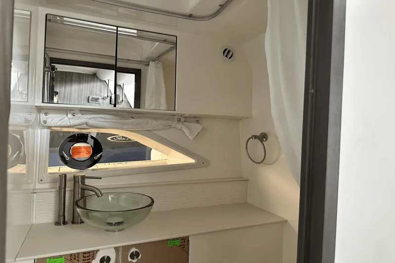 Slide: The Image of Sea Ray 320 Sundancer 2025 - 21
