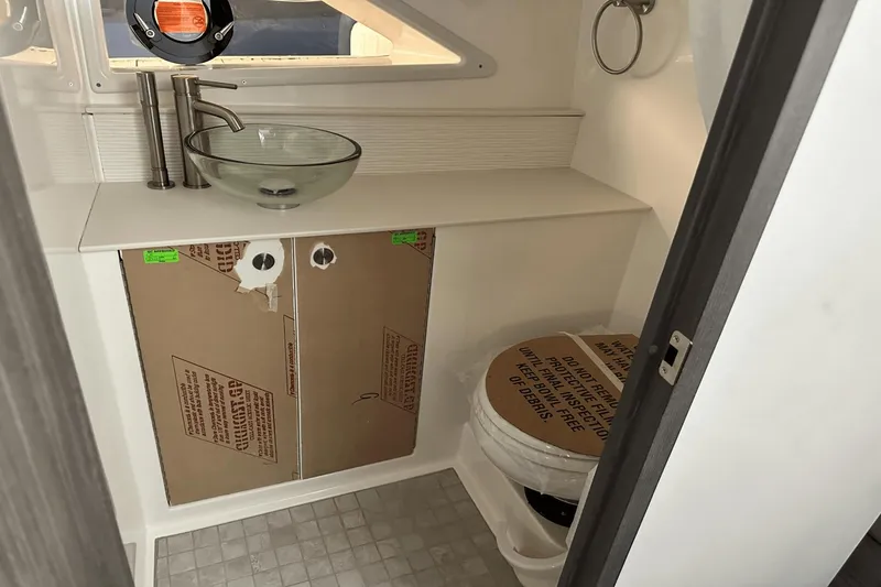 Slide: The Image of Sea Ray 320 Sundancer 2025 - 22