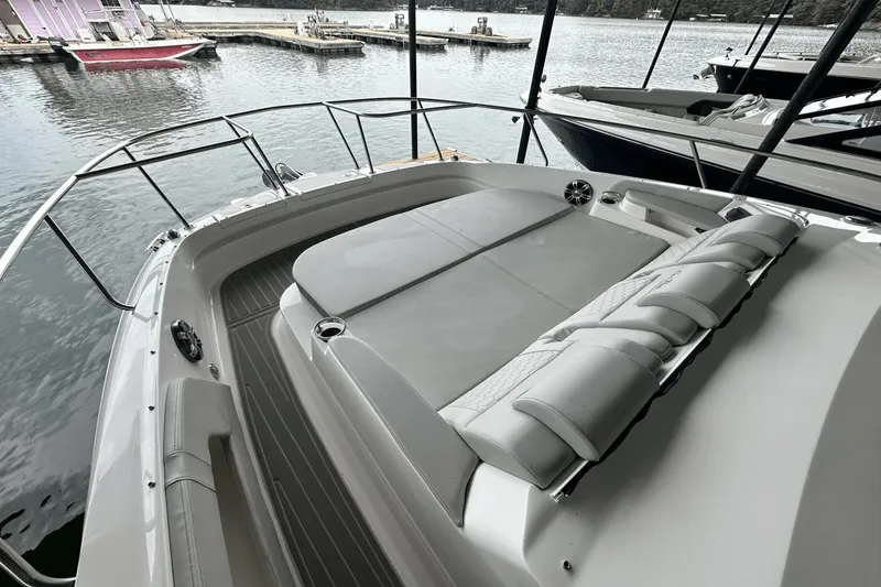 Slide: The Image of Sea Ray 320 Sundancer 2025 - 23