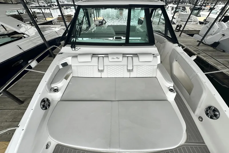 Slide: The Image of Sea Ray 320 Sundancer 2025 - 24