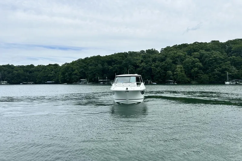 Slide: The Image of Sea Ray 320 Sundancer 2025 - 3