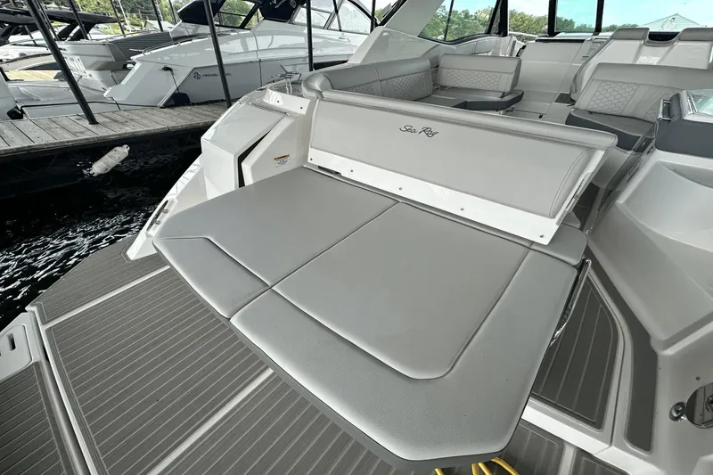 Slide: The Image of Sea Ray 320 Sundancer 2025 - 4
