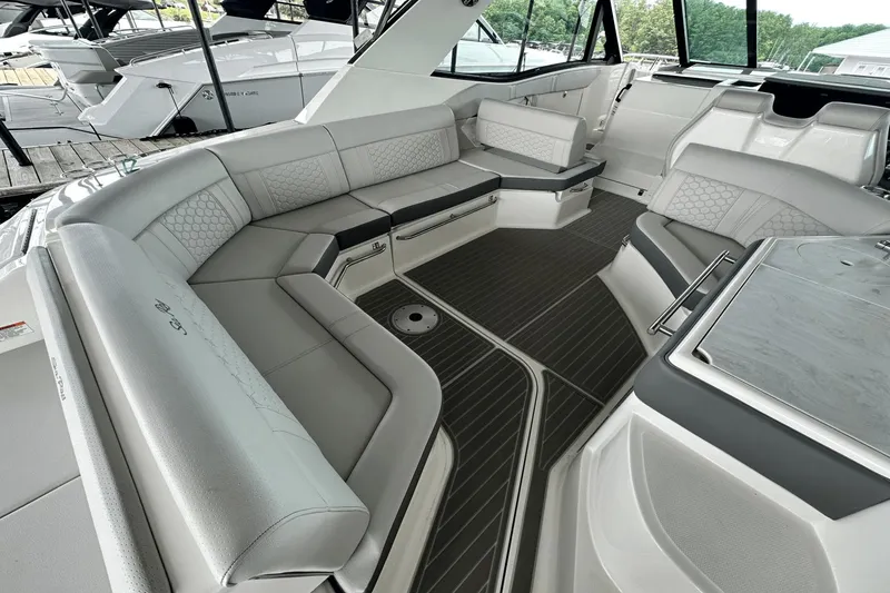Slide: The Image of Sea Ray 320 Sundancer 2025 - 6