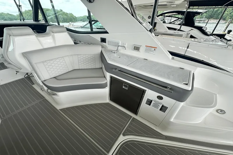 Slide: The Image of Sea Ray 320 Sundancer 2025 - 7