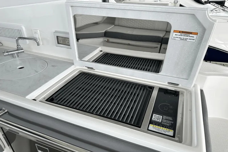 Slide: The Image of Sea Ray 320 Sundancer 2025 - 8