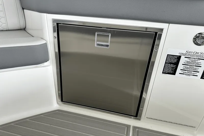 Slide: The Image of Sea Ray 320 Sundancer 2025 - 9