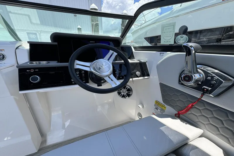 Slide: The Image of Sea Ray SDX 250 Outboard 2025 - 15