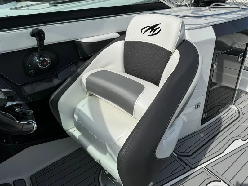 Slide: The Image of Captain's chair on a 2018 Monterey 278 Super Sport boat. - 12