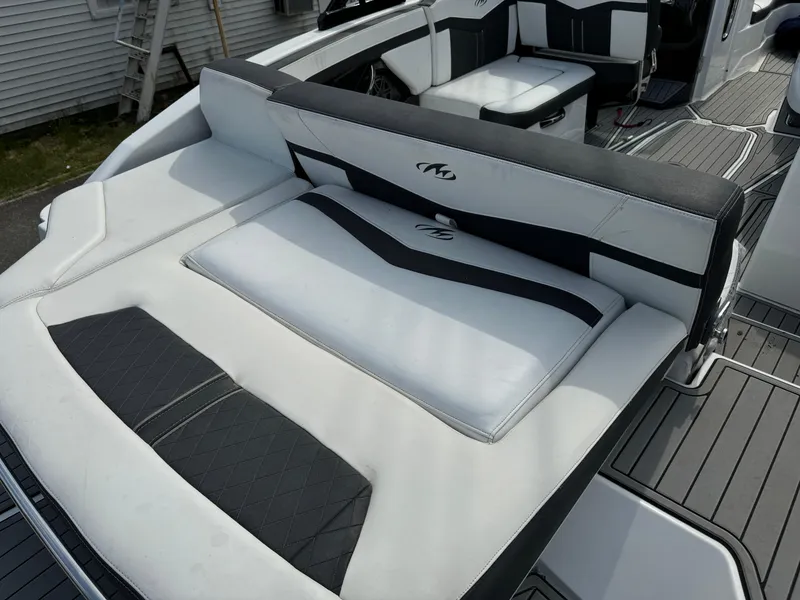 Slide: The Image of 2018 Monterey 278 Super Sport boat with white and black seating. - 3