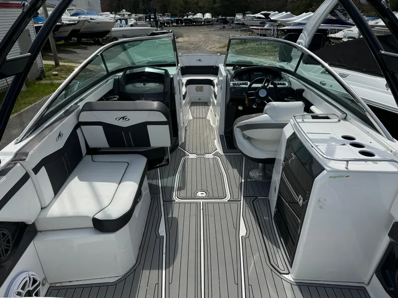Slide: The Image of 2018 Monterey 278 Super Sport boat interior with seating and helm station. - 4
