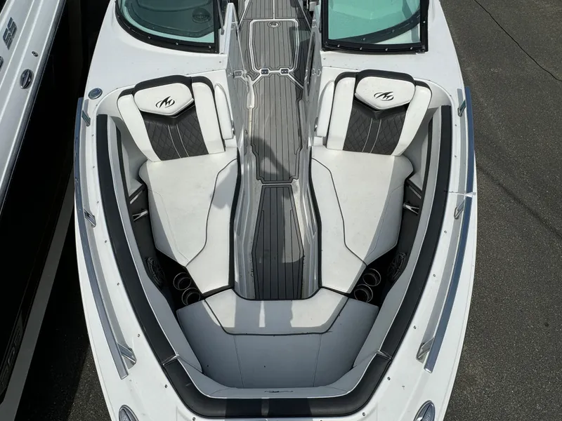 Slide: The Image of 2018 Monterey 278 Super Sport boat with spacious seating and sleek design. - 8