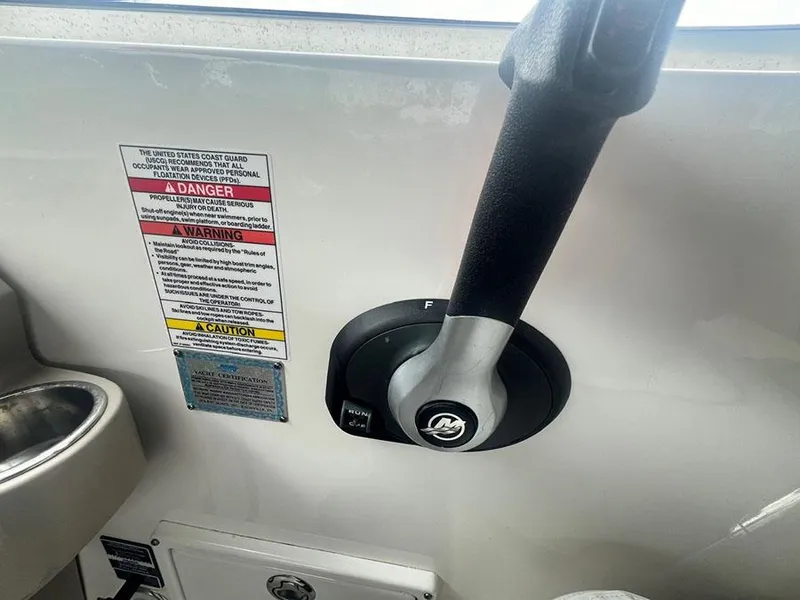 Slide: The Image of Sea Ray 280 Sundancer 2010 throttle control and safety warnings. - 14