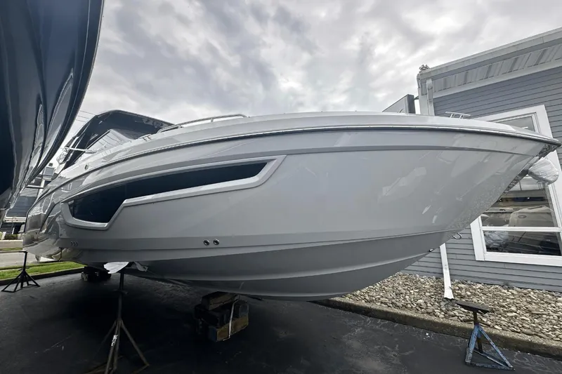 Slide: The Image of Cruisers 34 GLS South Beach Outboard 2024 - 1