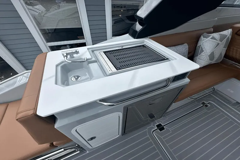 Slide: The Image of Cruisers 34 GLS South Beach Outboard 2024 - 11